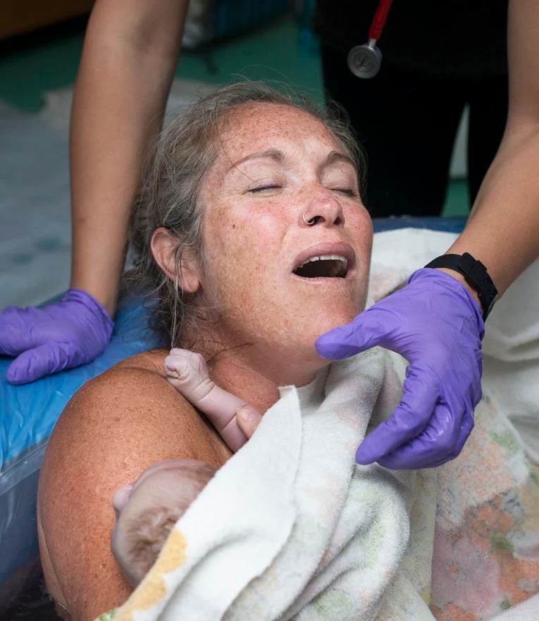 These Stunning Photos Capture the Raw Beauty of a Water Birth