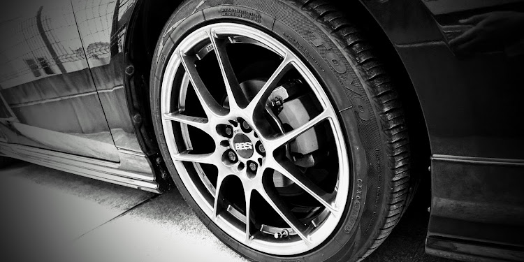 プリウスのBBS・洗車してないので…・モノクロでごまかし(笑)・寒いと益々洗車気分が…・チームローガン九州に関するカスタム事例の投稿画像1枚目