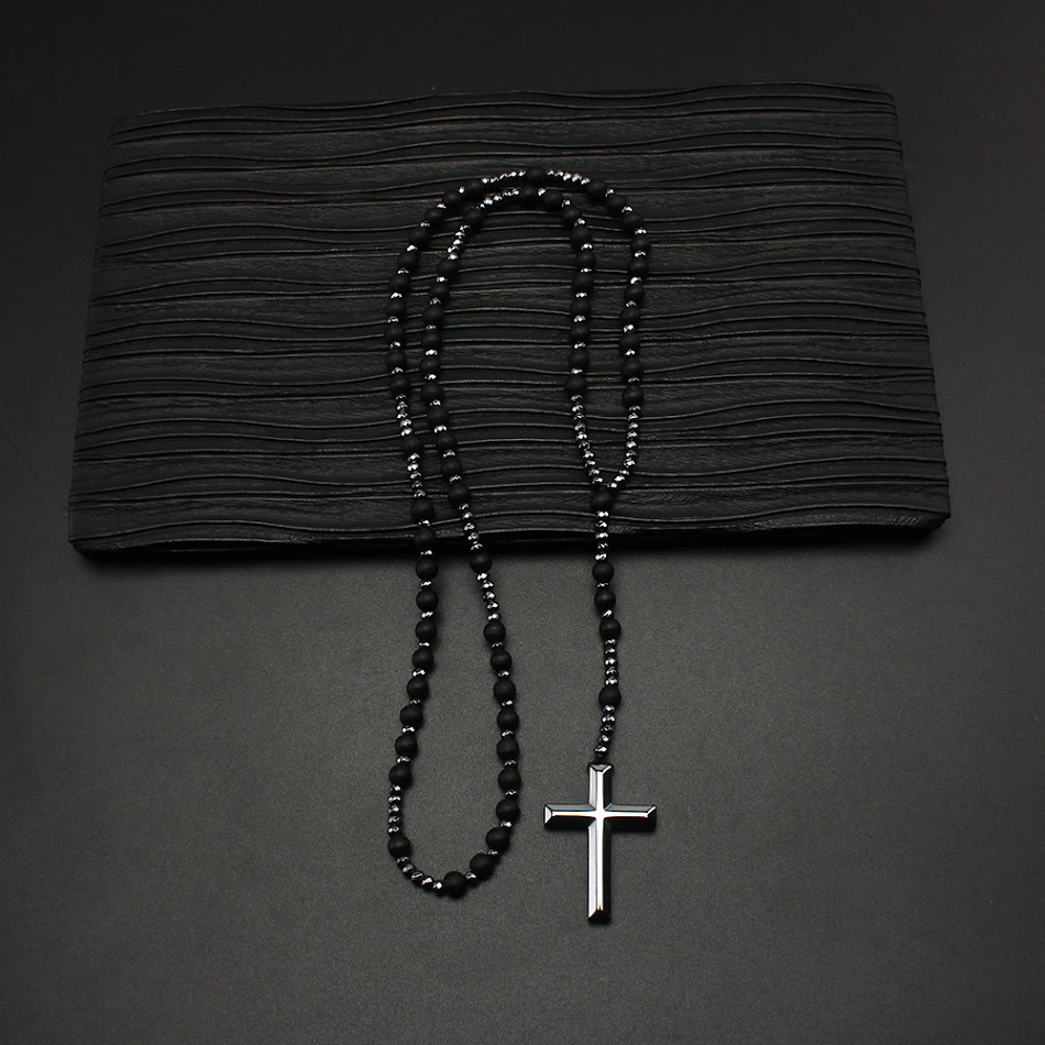 Corrente de suéter com cruz de contas de pedra natural, acessório estiloso e com significado religioso, perfeito para looks casuais ou sofisticados.