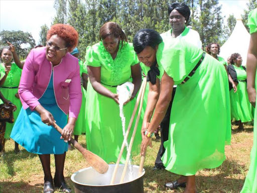 Kandara MP Alice Wahome with some of the women employed in the Huduma kitchen through the NYS youth empowerment programme at Kariti grounds on Wednesday.Photo/ALICE WAITHERA