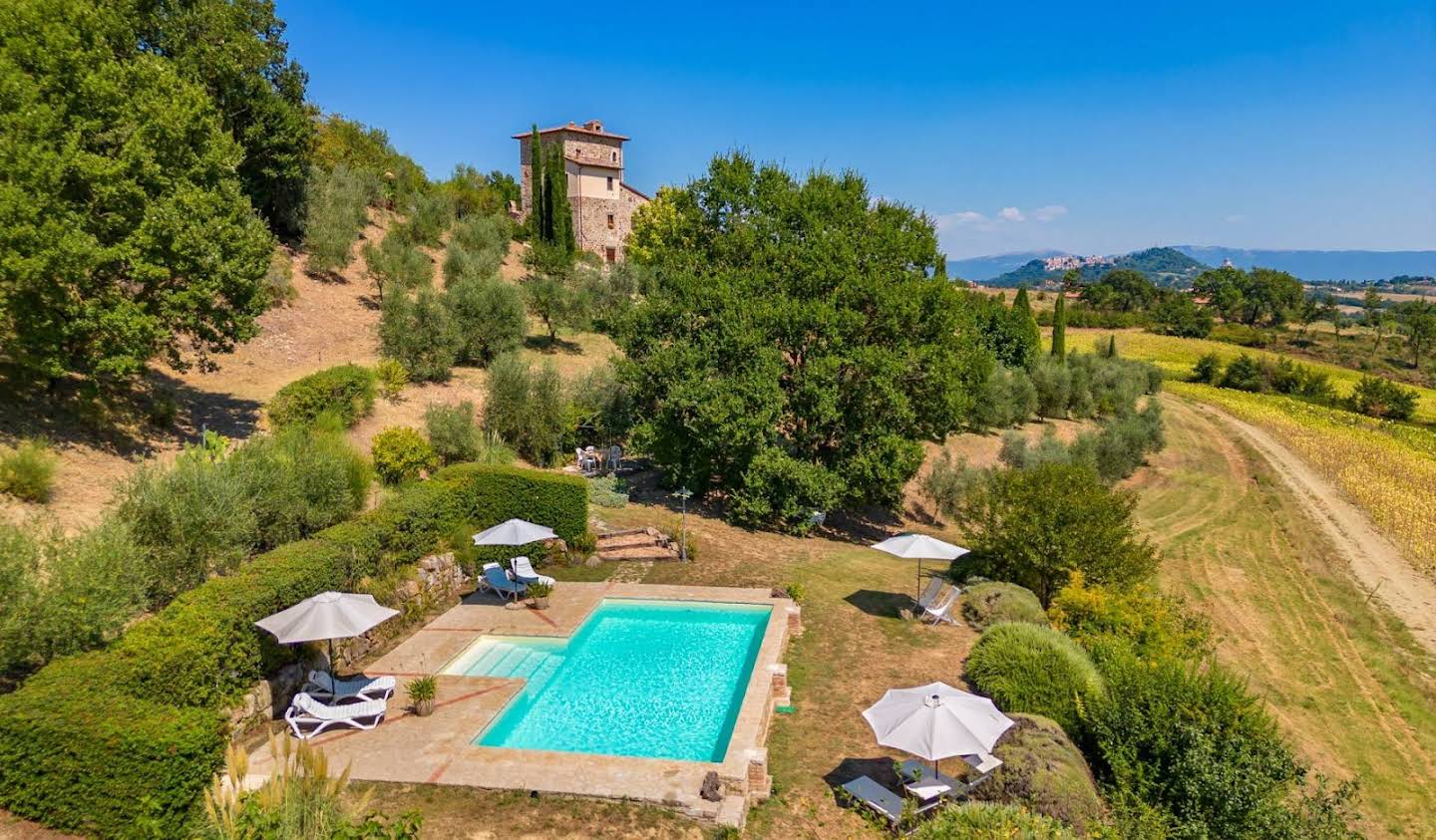 Corps de ferme avec jardin et piscine Todi