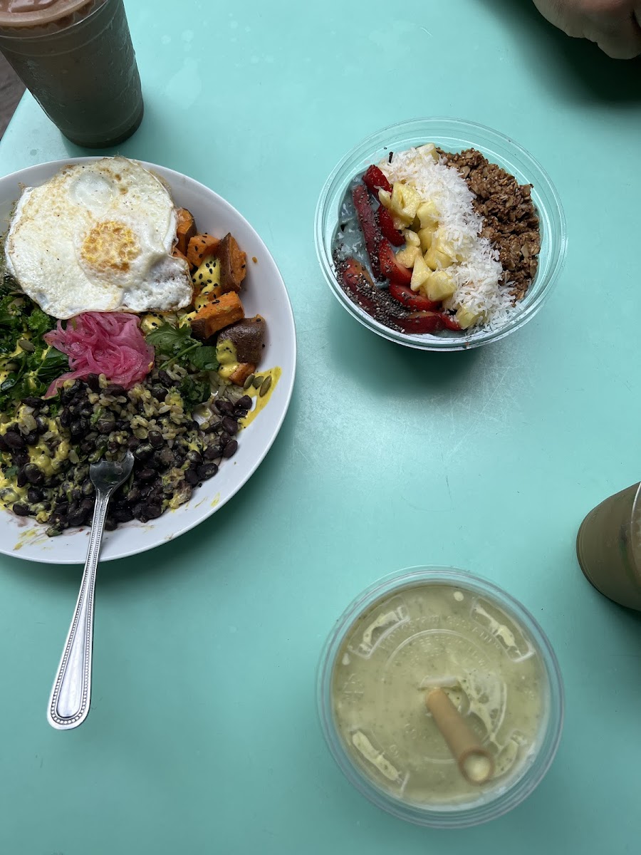 Breakfast bowls + smoothie bowls