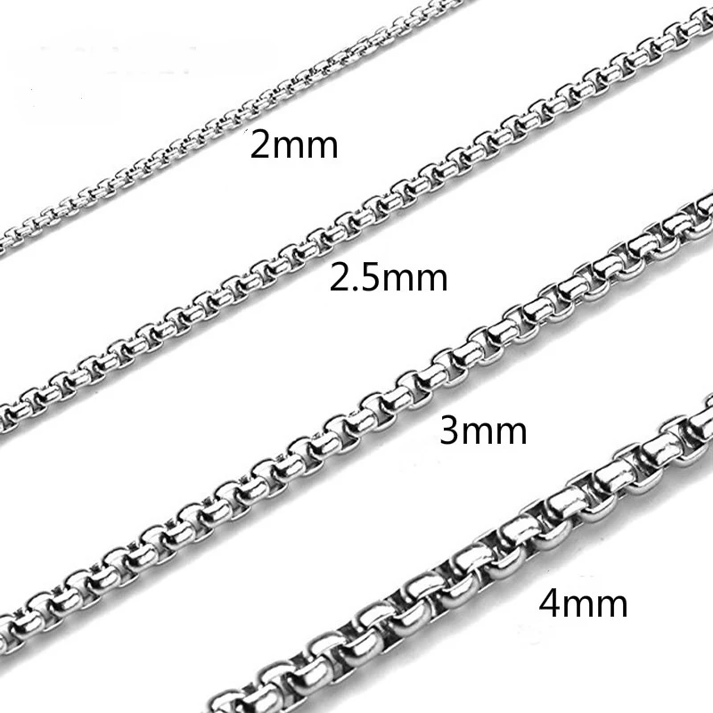 Collier en acier inoxydable simple et polyvalent, idéal au quotidien. Un accessoire élégant qui complète n'importe quelle tenue.