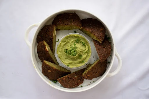 Quinoa Falafels With Cilantro And Beetroot Hummus