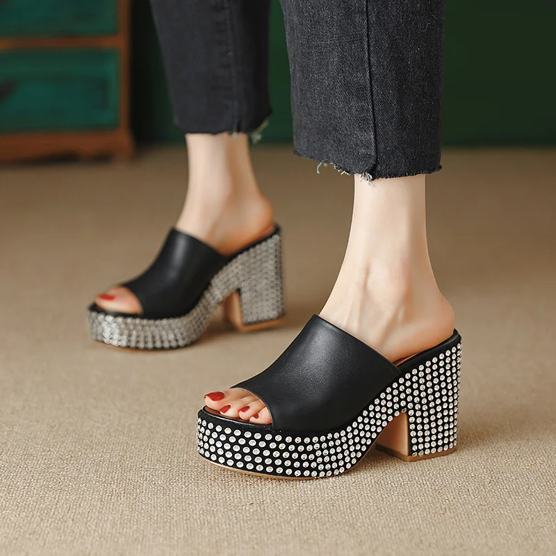 Plateau sandalen met hoge, chunky hak, een trendy en comfortabele keuze voor dames, perfect voor een stijlvolle zomerlook.