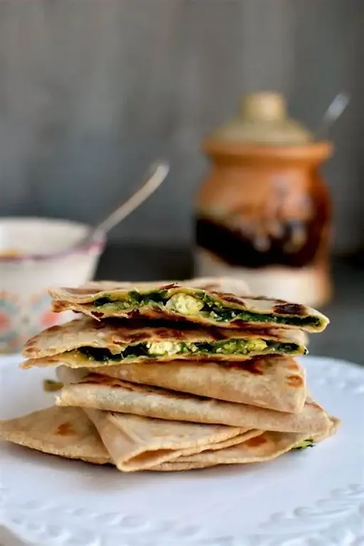 Paneer Pyaaz Parantha With Achaar Chiplet, Amul Butter, Ketchup & Chutney