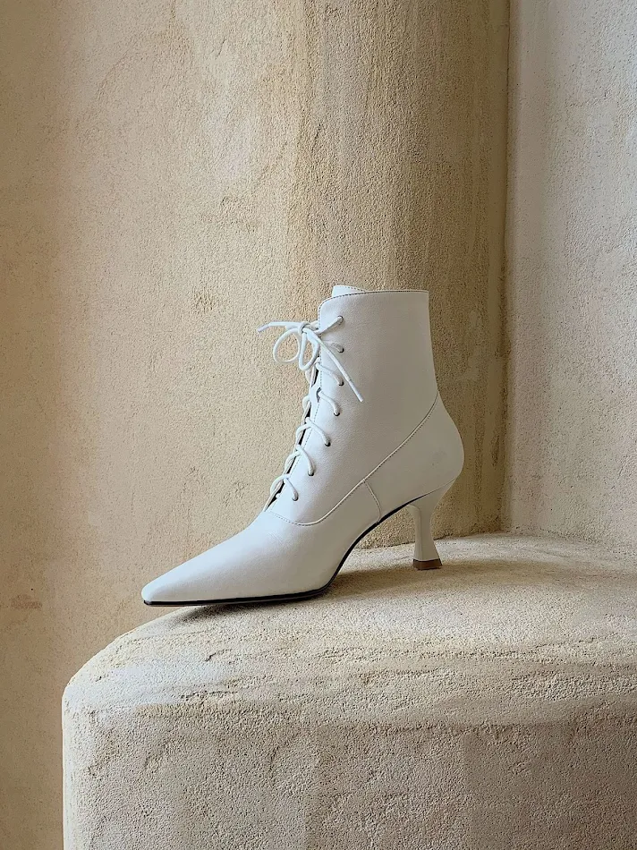 Escarpins à talons hauts pointus en cuir de vachette pour femmes. Rehaussez votre style avec confort et sophistication durable. Un choix élégant.
