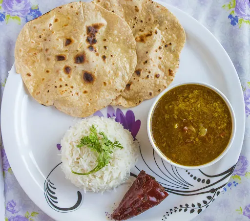 Banarasi Aloo Matar Nimona With Rice And Roti Meal [Serves 1]