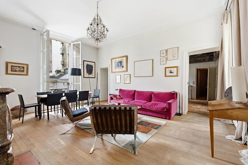 Living room with fuchsia sofa and dining table - Prestige apartment / penthouse for sale in Paris 3ème, 5 rooms, 3 bedrooms