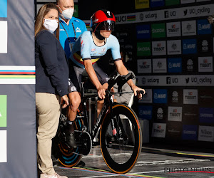 🎥 Remco Evenepoel oefent ook zijn tijdritstart op stage, maar doet dat wel op een ongebruikelijke manier