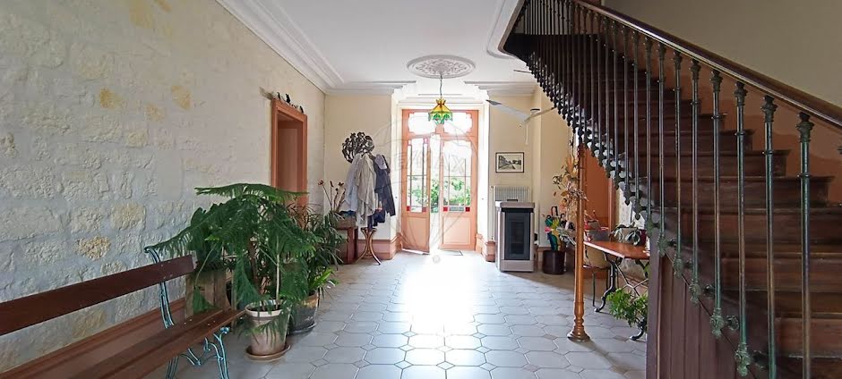 Vente maison 12 pièces 395 m² à Saintes (17100), 577 500 €