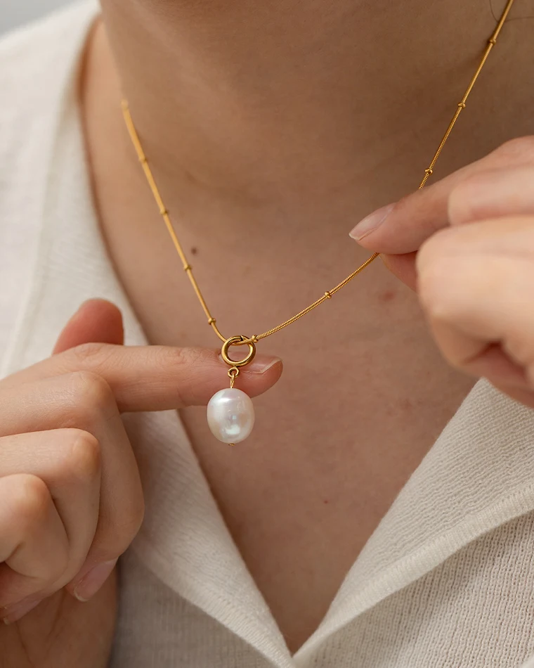 Collier en acier inoxydable européen et américain, ne ternit pas, simple et naturel Zhen, un bijou élégant et durable pour un usage quotidien.