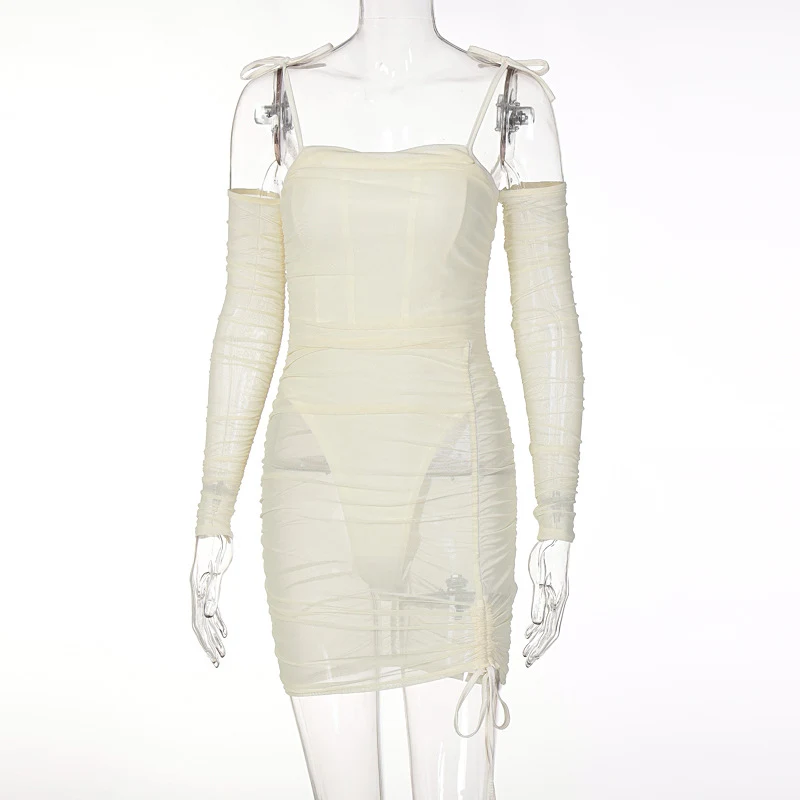 Eénrichtings hals mesh-transparante stiksel halterjurk. Een stijlvolle jurk voor een modieuze look met comfort. Perfect voor elke gelegenheid.