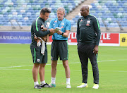 A file photo of former Bafana Bafana fitness trainer Joshua Smith (L) in a discussion with then head coach Stuart Baxter (C) and current head coach Molefi Ntseki (R) during a training session in Duban in September 2018. 