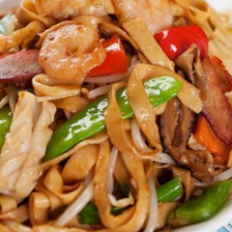 Fried Noodles with BBQ Pork and Shrimps 味香家常炒麵