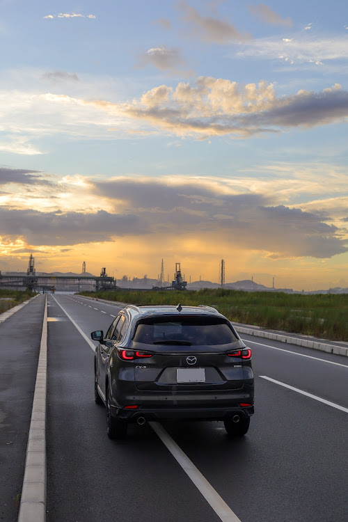 CX-8の台風にお気を付け下さい・夕焼けハンター・愛車と風景・今日は居残りか…・迷うよね。でも悩んでるときが一番楽しいに関するカスタム事例の投稿画像2枚目