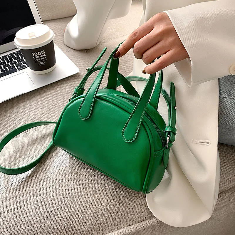 Bolsa de mão feminina, moderna e com design de concha para o antebraço. Leve seus itens essenciais com elegância. Perfeita para um visual estiloso e prático.