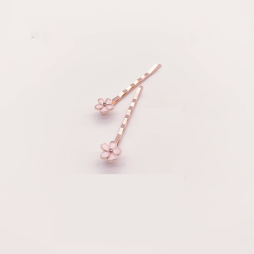 Title 3, Metalen paarclip met perzikbloesem en diamant. ...