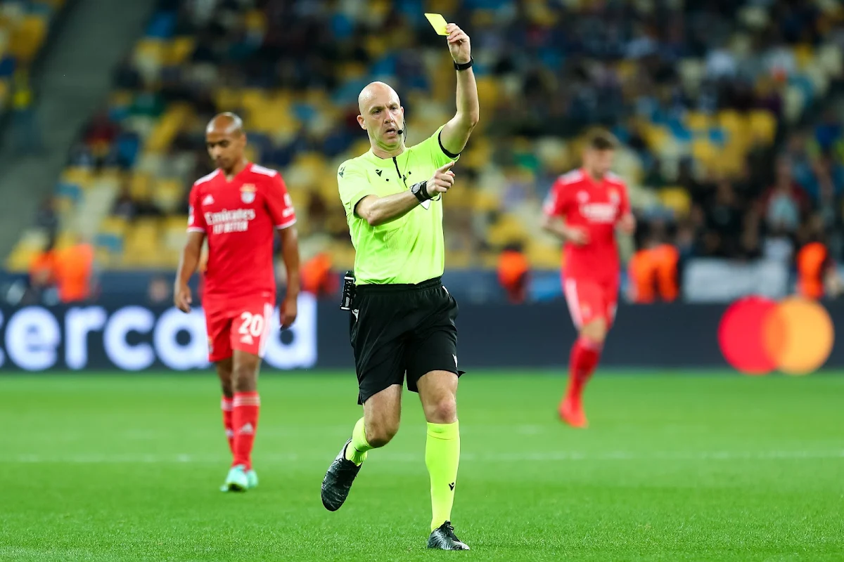 L'arbitre de Dynamo Kiev-Benfica s'emmêle les pinceaux et commet une boulette