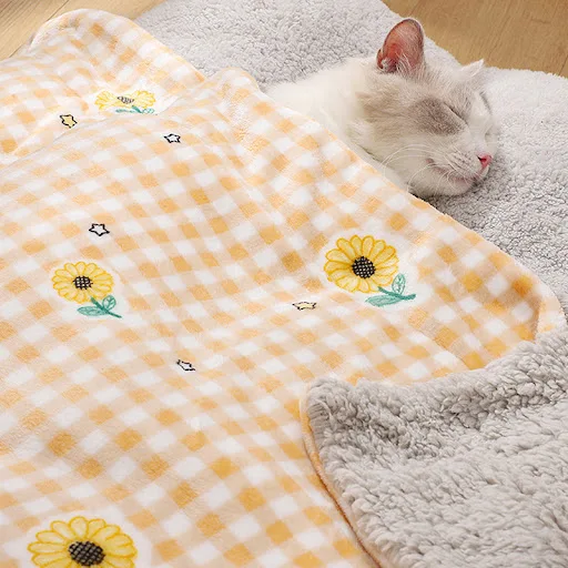 Soft Flannel Dog Blanket Cartoon Cute Winter Warm Cats Bed Mats Warm and Comfortable Dog Sleep Blanket Pads Pet Supplies