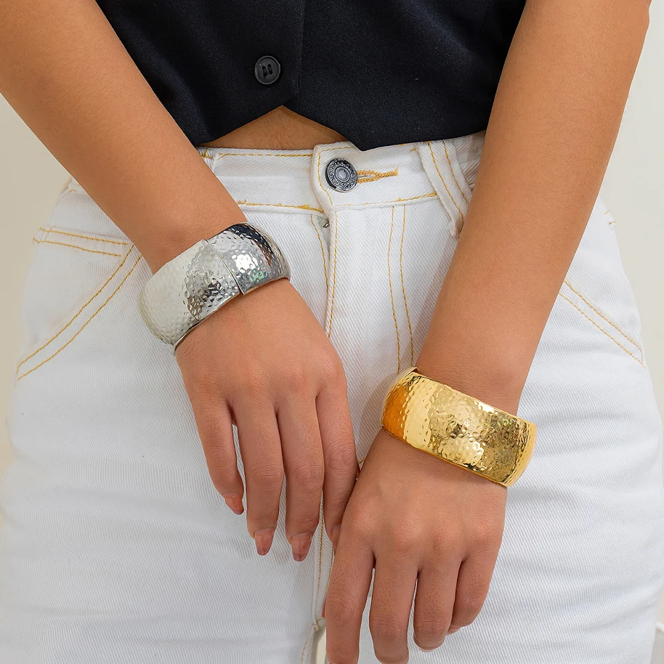 Design Snake Stripe Wide Armband Fashion, een modieuze armband voor dames die op zoek zijn naar een stijlvolle en opvallende accessoire.
