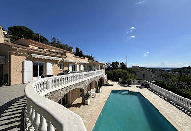 Villa avec piscine et terrasse 13