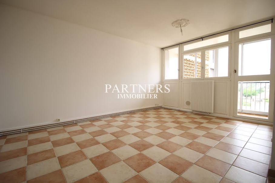 Location  appartement 3 pièces 61 m² à Salon-de-Provence (13300), 850 €