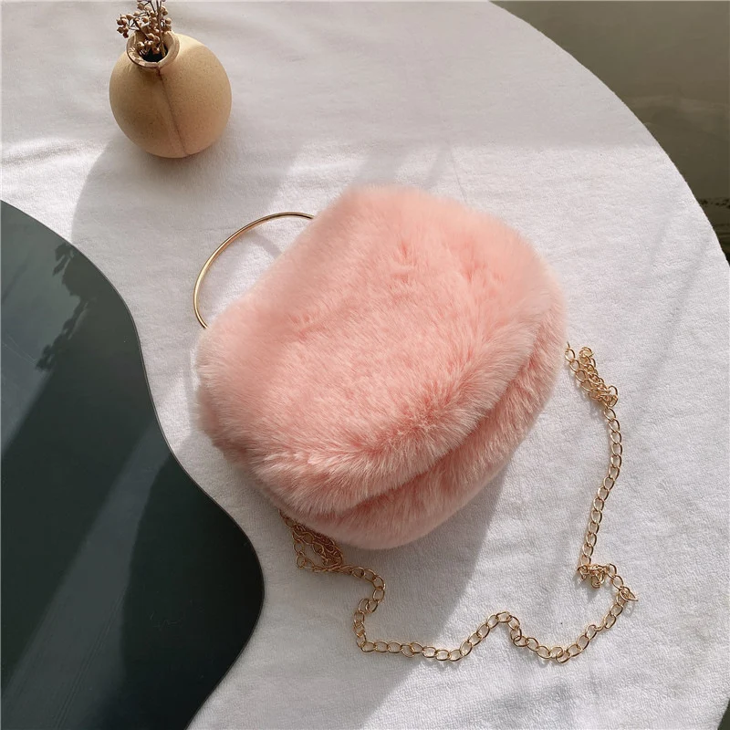 Bolsa Crossbody Feminina de Pelúcia com Corrente Acessório moderno e charmoso para mulheres Ideal para looks casuais e elegantes Conforto e estilo em um só produto