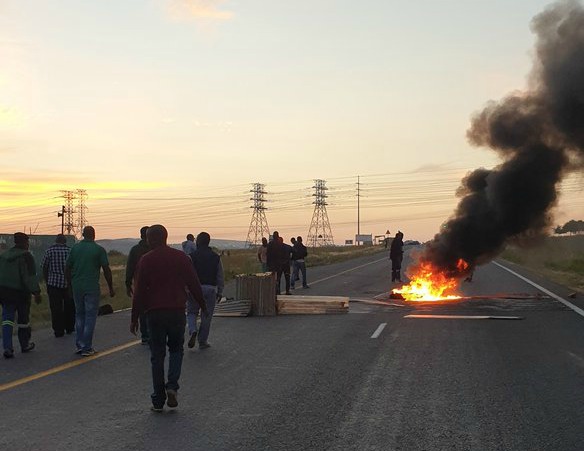 A section of Allandale Road in Midrand remains blocked as residents of nearby Jukskei View protest. They have been without water since last Thursday.