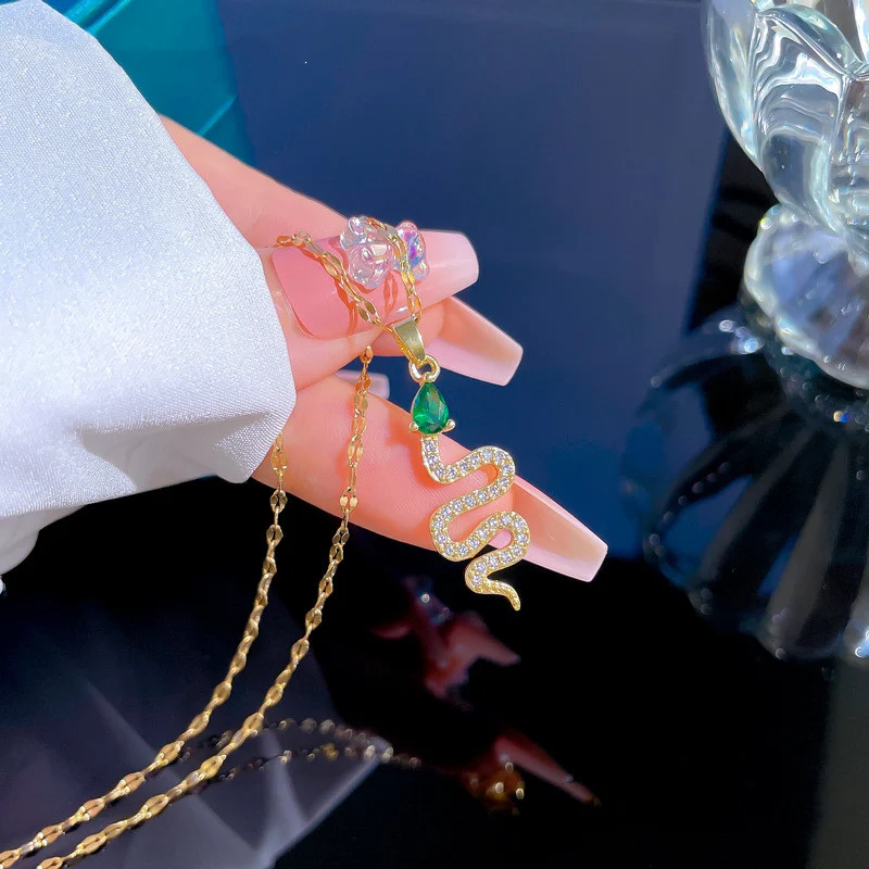 Licht Luxe Groene Oogketting Een stijlvol sieraad dat je look verbetert met een vleugje subtiele luxe en elegante glans. Perfect voor elke gelegenheid.