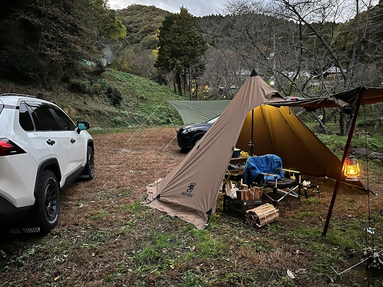 RAV4のソロキャンプ・焚き火・ワンティグリス・ワンポールテントに関するカスタム事例の投稿画像2枚目