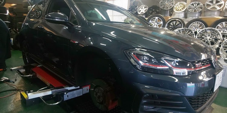 嘉衛門（かえもん）さんが投稿した嘉衛門港北店・ゴルフ7 gti・エンケイホイール・PF09・ホイール交換に関するカスタム事例の投稿画像1枚目