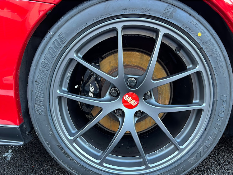 WRX STIの愛車の一番好きな角度・ホィール洗車・ホィールコーティング・マットカラーに関するカスタム事例の投稿画像7枚目