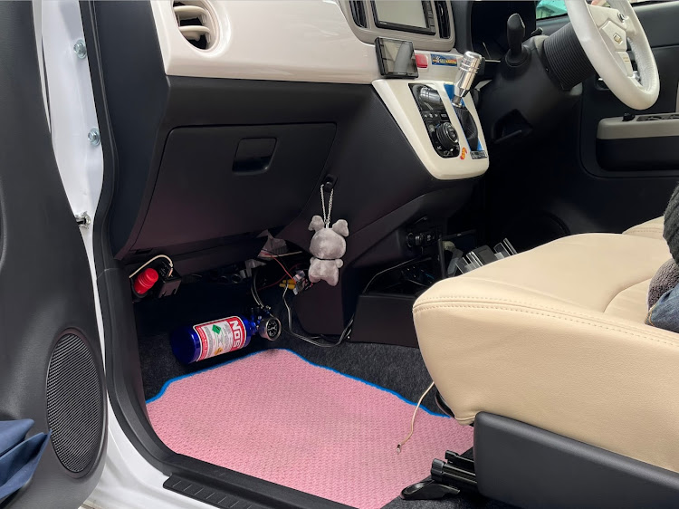 ミラ トコットのサイドブレーキ・NOSタンク・ナイトロオキサイド・ダミーNOS・愛車カスタムに関するカスタム事例の投稿画像3枚目