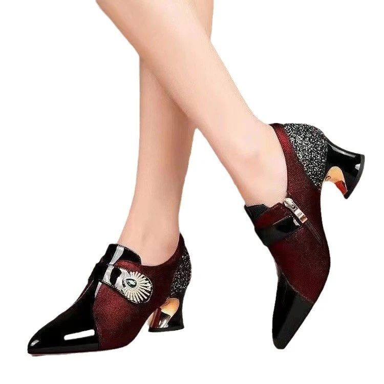 Scarpin feminino de couro macio com strass, salto médio e boca profunda, perfeito para adicionar brilho e conforto aos seus looks.
