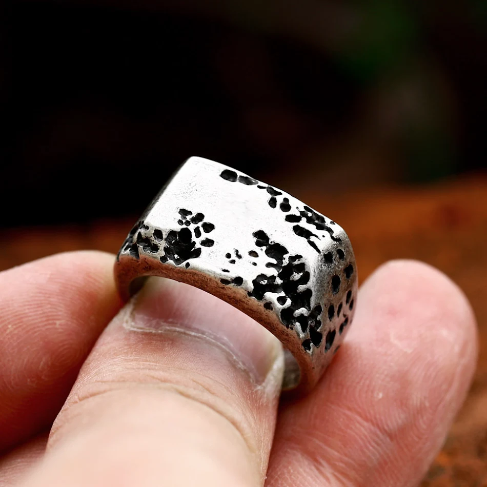 Heren vintage rock ring van roestvrij staal. Stoere distressed look. Robuust en duurzaam. Een statement ring voor rebelse mannen.
