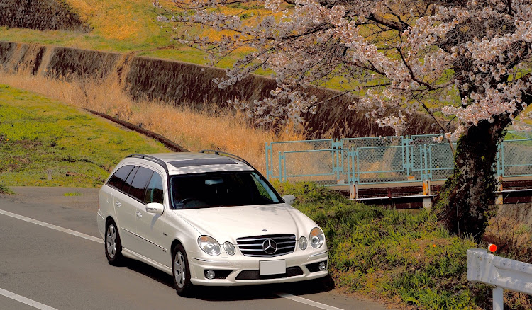 Eクラス ステーションワゴンの春・S211・ドライブ・桜とコラボに関するカスタム事例の投稿画像1枚目