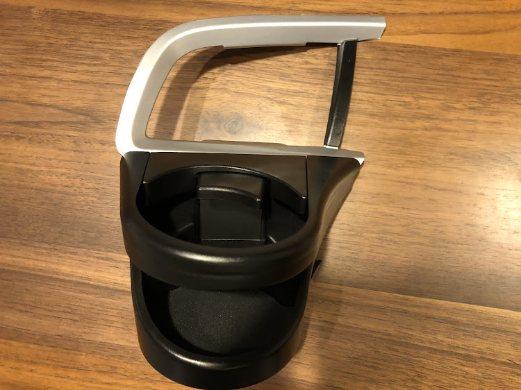 フィットのカーボンシート貼り付け・カーボン・ドリンクホルダー・DIYに関するカスタム事例の投稿画像3枚目