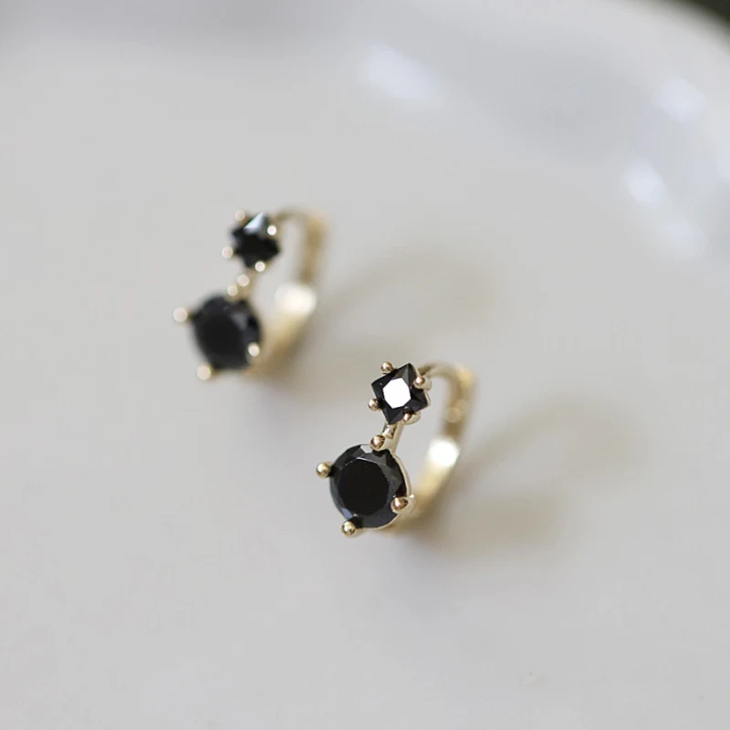 Boucles d'oreilles en argent sterling S925 plaqué or avec zircon noir, parfaites pour un look élégant au quotidien ou un cadeau.