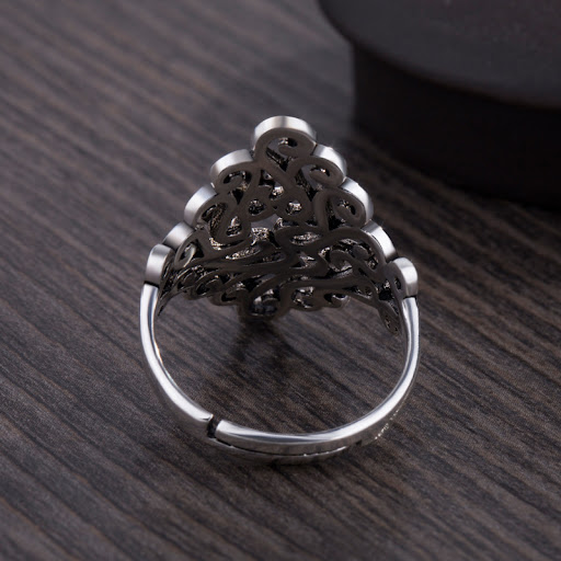 Title 1, Holle ring met origineel ontwerp voor de wijsvi...
