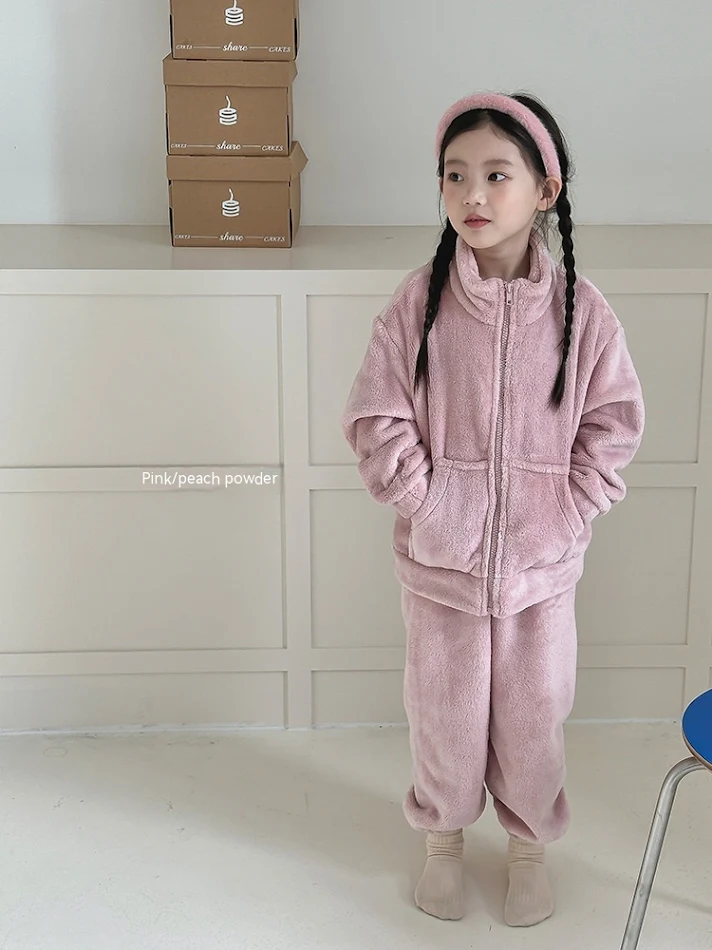 Pyjama set voor jongens en meisjes Zachte en comfortabele homewear. Ideaal voor rustige nachten thuis, verkrijgbaar in diverse maten en leuke designs.