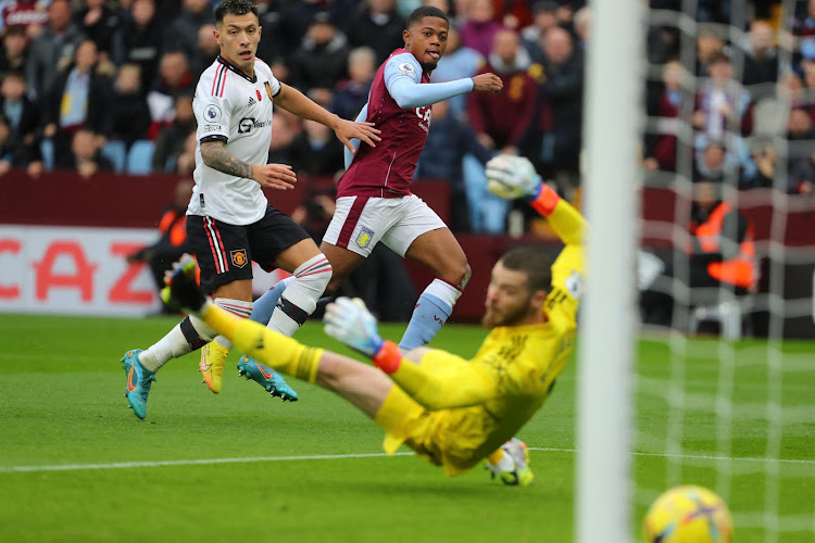 Aston Villa's Leon Bailey scores past Manchester United's David De Ge and Lisandro Martinez