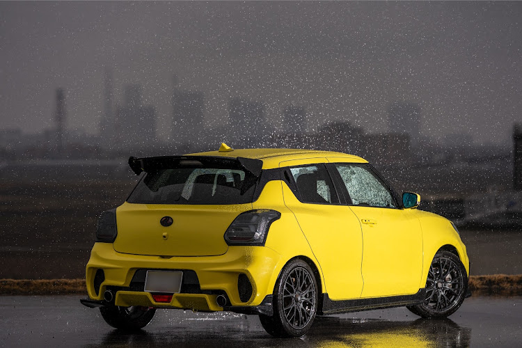 スイフトスポーツのハーフリアショット・雨の日ショットに関するカスタム事例の投稿画像3枚目
