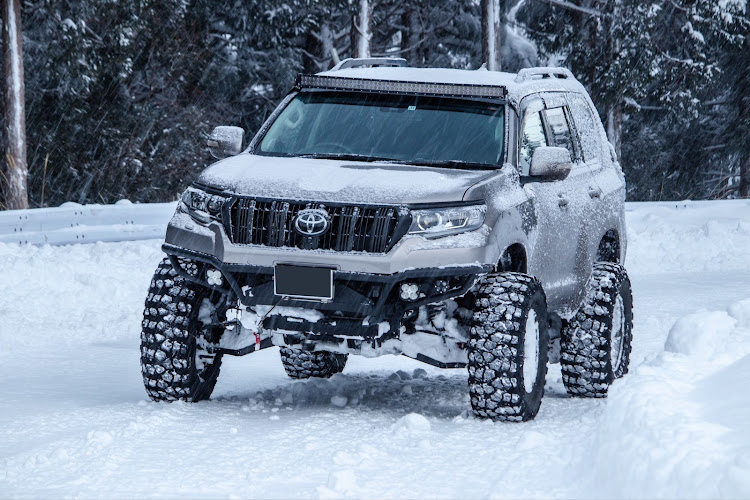 ランドクルーザープラドの雪が積もった・雪・4駆乗りと繋がりたい・フロントフェンダーで魅せろ！・2月もよろしくお願いしますに関するカスタム事例の投稿画像1枚目