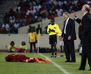 Spain's defender Alberto Moreno (L) reacts on the pitch under the look of Equatorial Guinea's Spanish coach Andoni Goikoetxea during the FIFA 2014 World Cup friendly football match Equatorial Guinea vs Spain at the Olympic stadium in Malabo on November 16, 2013.  Equatorial Guinea have fired coach Andoni Goikoetxea just over three weeks before the tournament, plunging their preparations into chaos.AFP PHOTO/ VALENTINA LIZARD