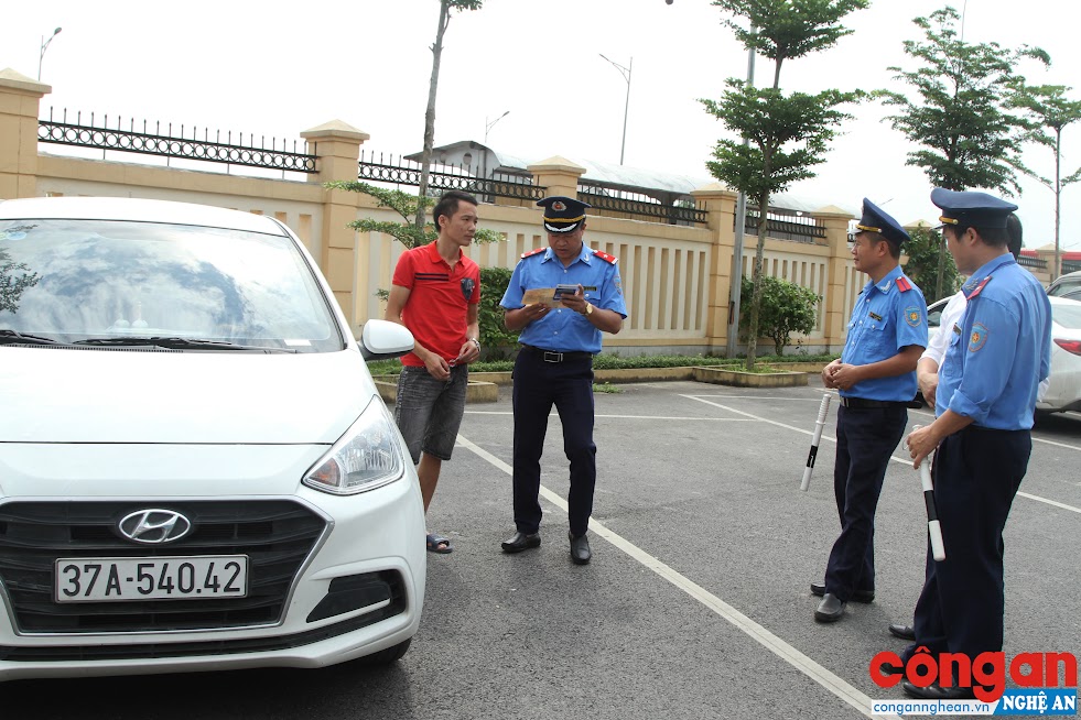 Thanh tra Sở Giao thông Vận tải Nghệ An kiểm tra xe taxi 