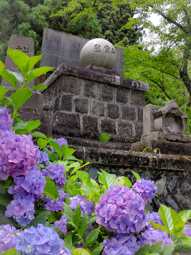 真円の慰霊碑