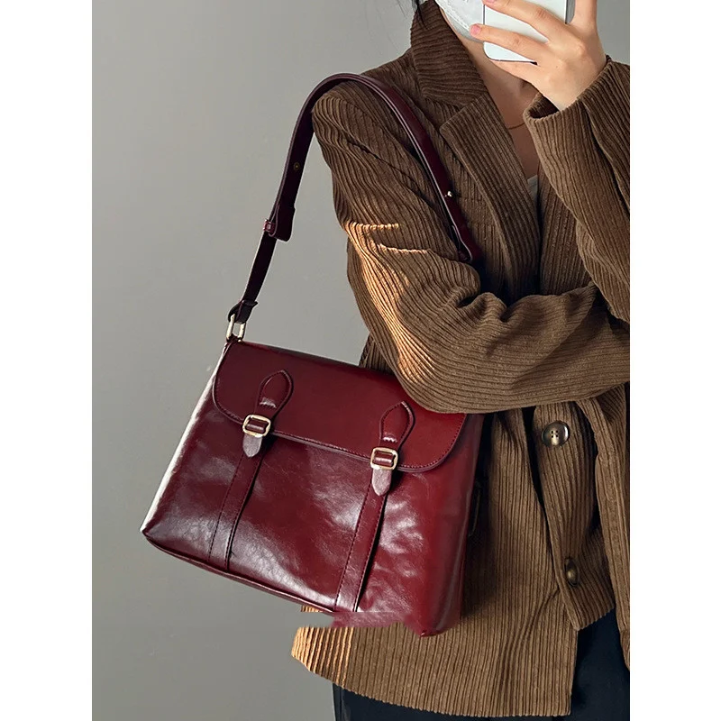 Bolso bandolera cruzado rojo vino vintage para mujer, ideal para uso diario, elegante y práctico con correa ajustable.