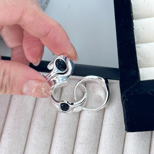 Title 1, Womens Double-Layer Black Agate Ring An elegan...