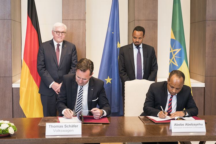 Thomas Schaefer, Head of the Volkswagen Sub-Sahara Africa signing the Memorandum of Understanding (MoU) with Abebe Abebayehu, Commissioner of the Ethiopian Investment Commission in Addis Ababa. With them are the President of the Federal Republic of Germany, Frank-Walter Steinmeier and Ethiopian Minister for Finance and Economic Cooperation, Ahmed Shide